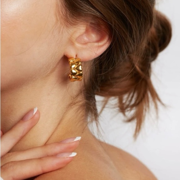18K Gold Plated Love Heart Hoop Earrings*Everyday Hoops*ML - Picture 5 of 6